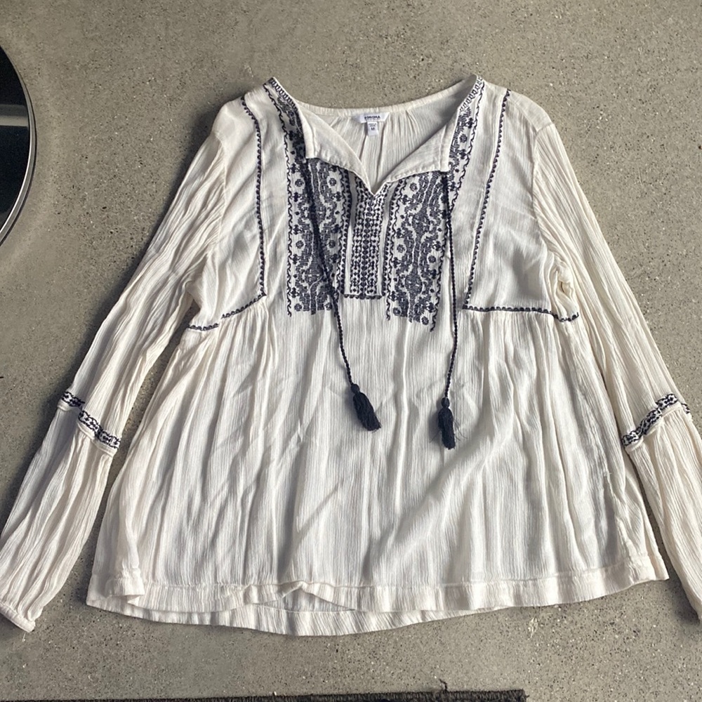 Sonoma White Long Sleeve with Blue Lace. Size Medium.